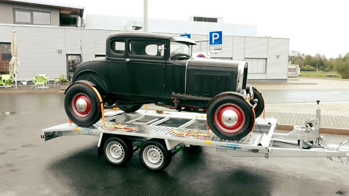 Autotransporter 2 der P.A.R.K GbR mit verladenem Hot Rod
