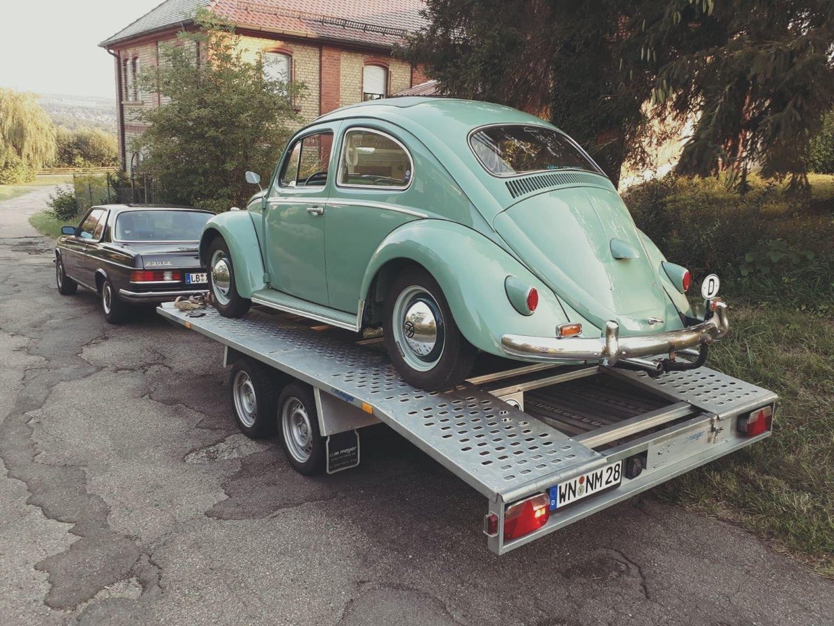 VW Käfer verladen auf dem Autotransporter der P.A.R.K GbR