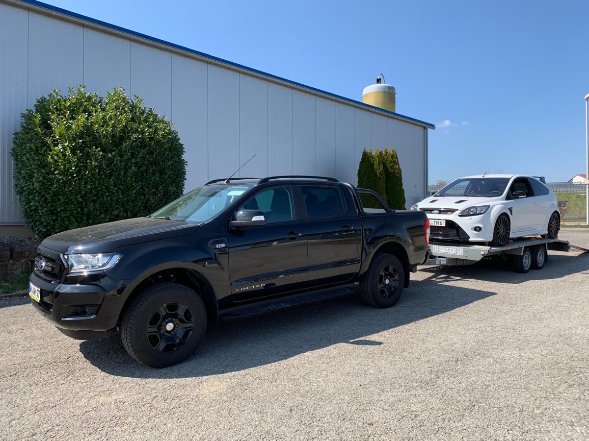 Fahrzeugtransport der P.A.R.K GbR: Pick-up mit beladenem Autotransportanhänger