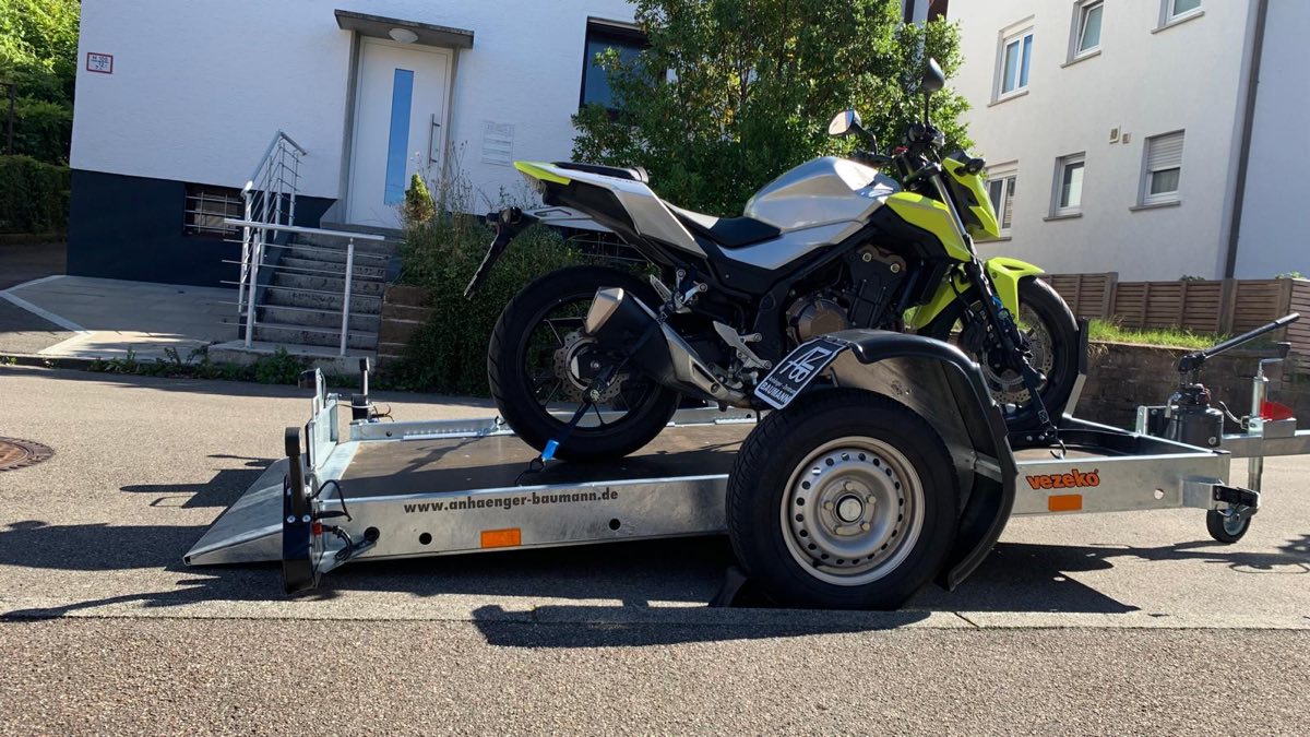 Motorrad auf dem hydraulisch abgesenkten Motorradtransporter