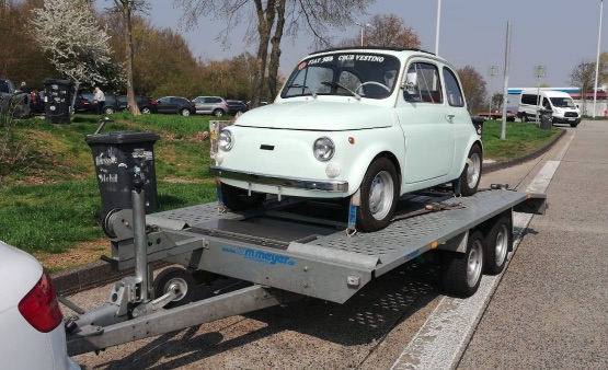 Klassischer Fiat 500 sicher verzurrt auf dem Autotransportanhänger der P.A.R.K GbR