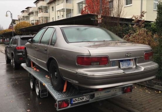 Limousine verladen auf dem Autotransportanhänger der P.A.R.K GbR