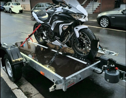 Motorrad gesichert auf dem Anhänger der P.A.R.K GbR