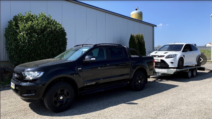 Pick-up der P.A.R.K GbR zieht den Anhänger mit einem Sportwagen