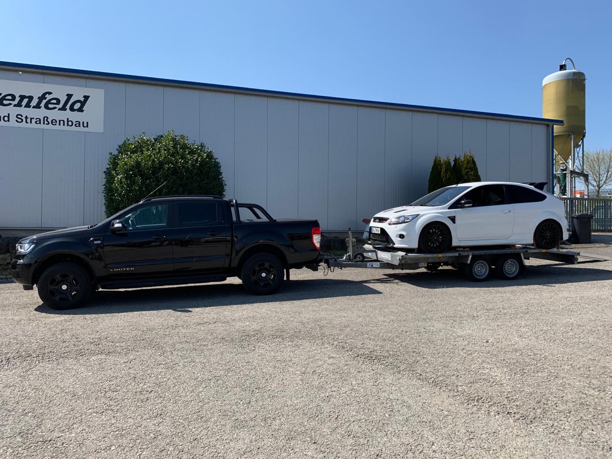 Pick-up der P.A.R.K GbR transportiert einen Sportwagen auf dem Autotransportanhänger