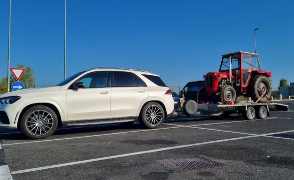SUV der P.A.R.K GbR zieht den Anhänger mit einem Traktor